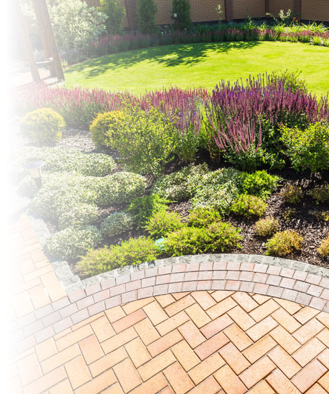 Lakeside Landscapes custom patio and retaining walls